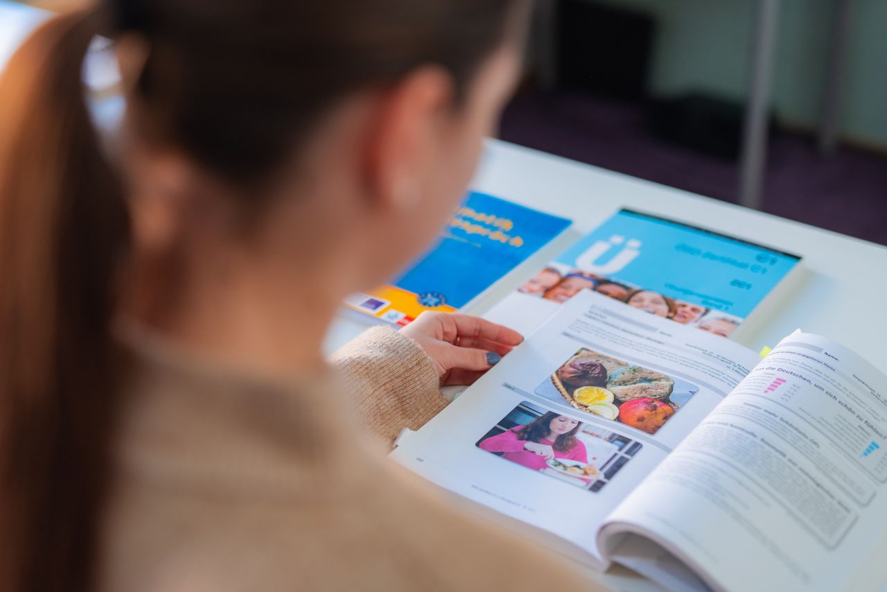 Sprachschülerin beim Deutsch lernen mit Buch vor Ort in Graz