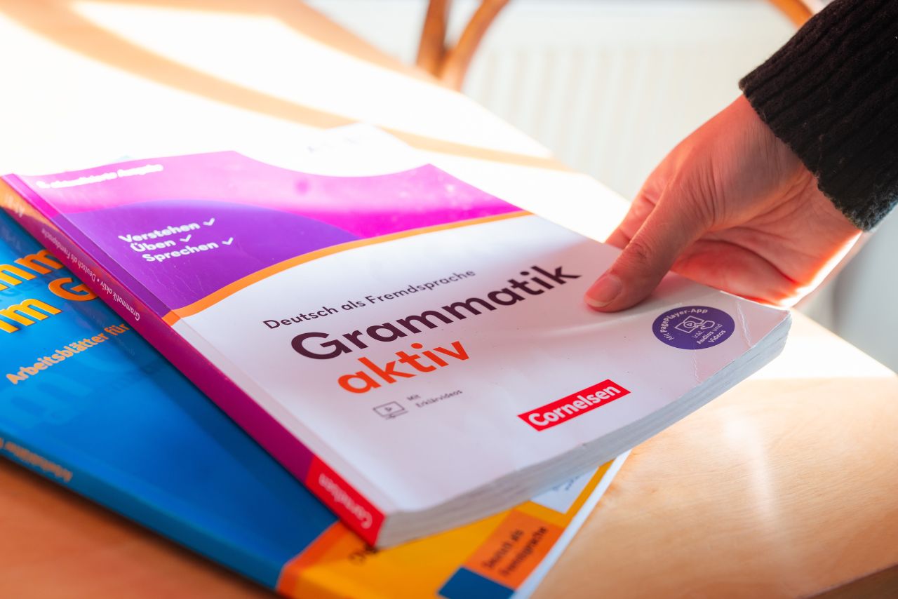 Sprachbücher auf Tisch in unserer Sprachschule in Graz bei einer Sprachprüfung